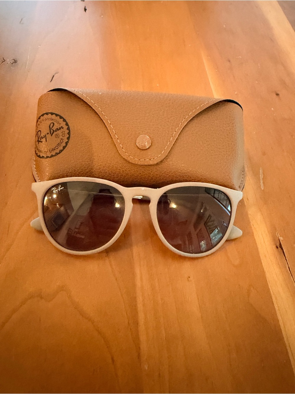 Erika Ray-Ban White Round-Edge Sunglasses with Tan Case